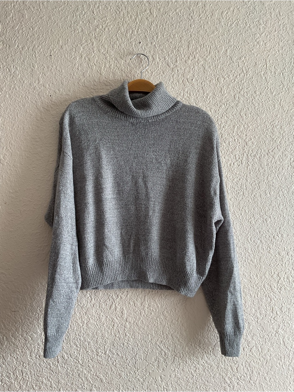 H&M Light Gray Cropped Turtleneck Sweater - Picture 1 of 3